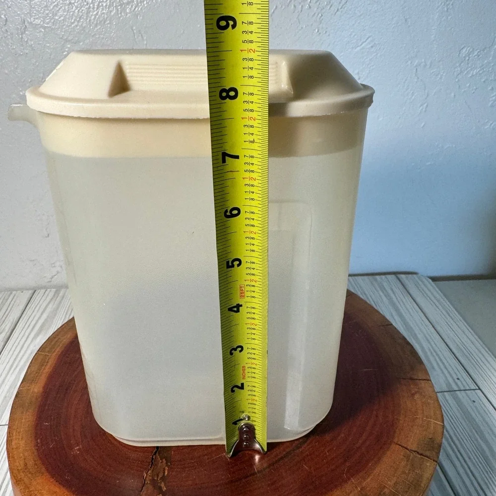Rubbermaid Servin Saver Pitcher 1.5 Qt 1.4 L Translucent Almond Lid 0922 Vintage